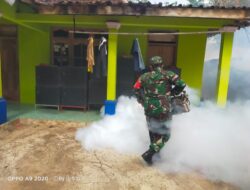 Peduli Kesehatan, Babinsa Koramil Klego Turut Serta Melaksanakan Fogging