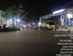 Semrawut dan Kumuh Pedagang Dibiarkan Berdagang di Sepanjang Jalan dan Trotoar, Dinas Terkait Kabupaten Kudus Tutup Mata Disinyalir Ada Cuan Yang Mengalir