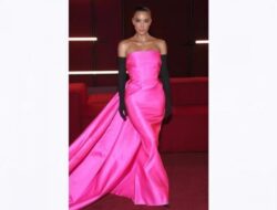 Kim Kardashian Menawan dengan Gaun Balenciaga Pink