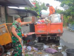 Peduli Lingkungan, Bati Bakti TNI Bersama DKP Bersihkan Tumpukan Sampah Warga