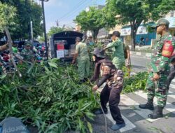 Anggota Koramil 03/Serengan Bersihkan Lingkungan Pasar Harjodaksino Surakarta