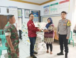 Bhabinkamtibmas Polsek Cikijing Bersama Babinsa Monitoring Penyaluran BPNT di Desa Binaan.