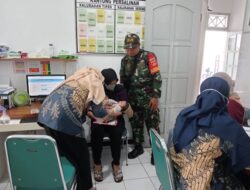 Peran Aktif Babinsa Jayengan Bantu Imunisasi di Puskesmas