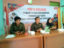 Panwascam Terisi Gelar Konfresai Pers, Bahas Logistik dan Pemasangan APK Sesuai Regulasi.