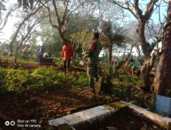 Babinsa Bersama Warga Bersihkan Tempat Pemakaman Umum