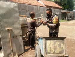 Tunjukkan Kedekatan dengan Warga, Bhabinkamtibmas Polsek Majalengka Kota Berikan Sambang dan Silaturahmi kepada Tukang Bangunan