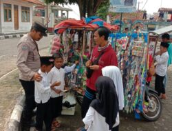 Pendekatan Humanis Bhabinkamtibmas: Bripka Mochamad Ali Akbar Sambangi Pedagang dan Siswa Madrasah di Garawastu