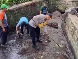 Polisi Bersinergi dengan Warga Bersihkan Sungai Slaparaja
