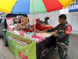 Babinsa Danukusuman Motivasi Pedagang Keliling & Pantau Harga Sembako