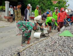 Babinsa dan Warga Gotong Royong Cor Jalan Desa