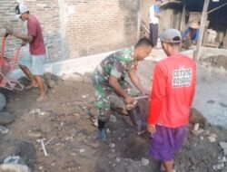 Tumbuhkan Semangat Gotong Royong Babinsa Bantu Pengurukan Pondasi Rumah Warga