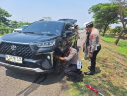 Polisi di Majalengka Sigap Bantu Pemudik yang Mengalami Pecah Ban di Tol Cipali