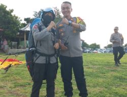 Briptu Iti Sulastri, Atlet Paralayang Polres Majalengka, Memukau Pengunjung di Objek Wisata Paralayang Gunung Panteun