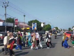 Bantuan Langsung dari Ka Pos Pam Ops Lilin Lodaya 2023: IPTU Iwan Sutari dan Personel Pospam Majalengka Membantu Masyarakat Menyeberang