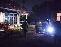 Polisi Cepat Tanggap, Bhabinkamtibmas Cikijing Bersama Warga Padamkan Kebakaran di Desa Cikijing