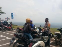 Petugas Pos Pam Ops Lilin Lodaya 2023 Berikan Imbauan Keamanan di Objek Wisata Paralayang Majalengka