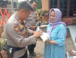 Polisi Peduli, Kapolsek Cikijing dan Anggota Salurkan Bantuan Sosial kepada Korban Kebakaran di Desa Cikijing