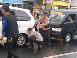 Polisi Beraksi Cepat Bantu Pengendara Terdampak Banjir Akibat Hujan Lebat