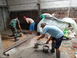 Bantu Kesulitan Warga, Babinsa Cor Lantai Rumah Warga