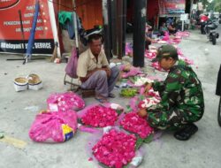 Babinsa Jayengan Komsos Dengan Penjual Bunga