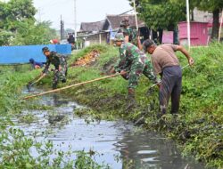Kodim 0726/Sukoharjo Gandeng Warga Masyarakat Kampung Brumbung Bersihkan Kali Kriwen