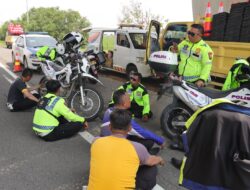 Terobosan Unik Petugas Ops Lilin Lodaya 2023: Istirahat Santai di Pinggir Jalan Area Gate Tol Kertajati