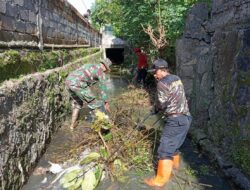 Gotong Royong Bersama Warga, Babinsa Bersihkan Saluran Air