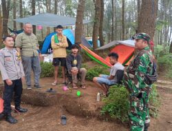 Sinergitas TNI-POLRI di Cikijing Monitoring Objek Wisata Kanaga Hill, Beri Imbauan Kepada Pengunjung.