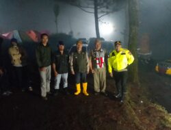 Pantau Situasi Malam Tahun Baru, Kapolsek Cikijing Bersama Camat Awasi Keamanan Objek Wisata Kanaga Hill
