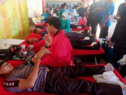 Kasat Binmas Polres Majalengka dan Satpam Peringati HUT Satpam ke-43 dengan Donor Darah di Toserba Surya Kadipaten