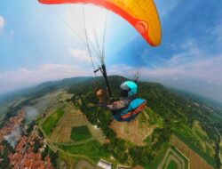 Briptu Iti Sulastri Kembali Memukau Pengunjung, Hiasi Langit Paralayang Gunung Panteun