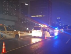 Diduga Blind Side Hingga Tabrak Truk, Sopir Alphard Tewas di Tol Dalam Kota