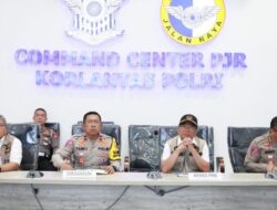 Sambangi Commad Center Korlantas Polri, Menko PMK Pantau Arus Lalin Nataru