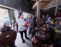 Kunjungi Sentra Gerabah di Klaten, Puan Beli Cobek dan Wadah Kendi Ulir