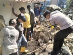 Polisi dan TNI Bersatu Bantu Bersihkan Puing-Puing TPT yang Roboh di Maja, Majalengka