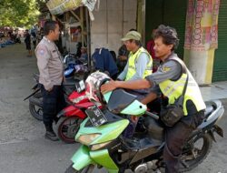 Bhabinkamtibmas Polsek Cigasong Sambangi Pengemudi Ojek Pangkalan di Pasar Cigasong