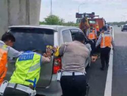 Kasat Lantas Polres Majalengka Bersama Tim Evakuasi Kendaraan Mogok di Tol Cipali