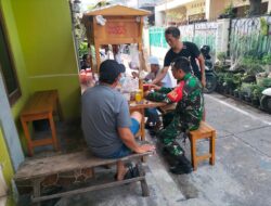 Selipkan Pesan Damai Dalam Pemilu, Babinsa Jayengan Komsos Di Warung Angkringan