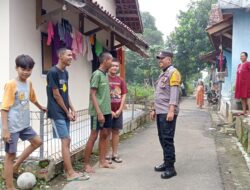 Polisi Sahabat Anak, Bhabinkamtibmas Sambangi Anak-Anak yang Bermain Saat Liburan Sekolah