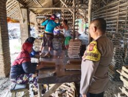 Bhabinkamtibmas Polsek Dawuan Bersinergi dengan Pengrajin Genteng Desa Sinarjati