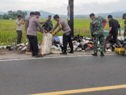 Gotong Royong Tiga Pilar di Cikijing: Bersama Warga Bersihkan Sampah di Bahu Jalan