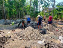 Sinergi TNI Bersama Rakyat, Babinsa Bantu Bangun Pondasi Rumah Warga