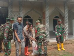 Ciptakan Lingkungan Yang Bersih, Sinergitas TNI-Polri Di Cikijing Laksanakan Kerja Bakti Bersihkan Halaman Masjid