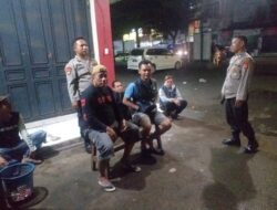 Waspada Tindak Kriminalitas Di Malam Hari, Personil Polsek Cikijing Sambangi Penjaga Malam Pasar Cikijing