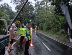 Tiang Listrik Hampir Roboh Ke Jalan, Anggota Satlantas Polres Majalengka Bersatu Melakukan Pengaturan Lalu Lintas