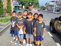 Polisi Sahabat Anak: Bripka Rida FR Ajak Anak-Anak Berinteraksi di Taman Sejarah Majalengka