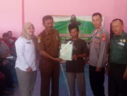 Wakapolsek Kadipaten Pantau Pembagian Sertifikat Tanah di Desa Pagandon