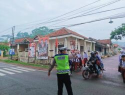 Tingkatkan Pelayanan Masyarakat, Satlantas Polsek Cikijing Bantu Anak Sekolah Menyeberang Jalan Saat Gatur Pagi