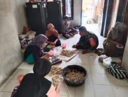 Babinsa Datangi Rumah Warga, Dukung Usaha Pembuatan Cilok