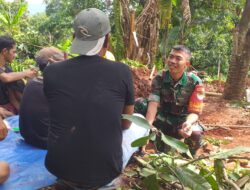 Mewujudkan Keakraban, Babinsa Laksanakan Komsos Dengan Warga